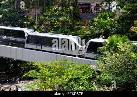 Le monorail de l'aéroport de Changi passe par le Jewel au terminal 1 Singapour Banque D'Images