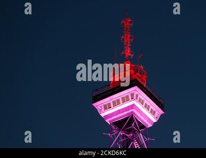 Tour de radio de Berlin illuminée de différentes couleurs dans le quartier de Charlottenburg lors du 'Festival des Lumières' en septembre 2020. Banque D'Images