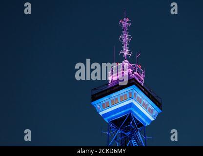 Tour de radio de Berlin illuminée de différentes couleurs dans le quartier de Charlottenburg lors du 'Festival des Lumières' en septembre 2020. Banque D'Images