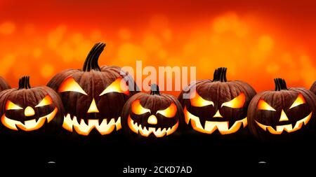 Cinq lanternes d'halloween, Jack O, avec des yeux et des visages effrayants et mal isolés contre un fond orange et jaune éclairé. Banque D'Images
