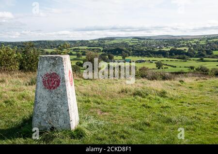 Autour du Royaume-Uni - Trig point sur Hough Hill, Chorley, avec vue sur Darwen Moors et Darwen Tower Banque D'Images