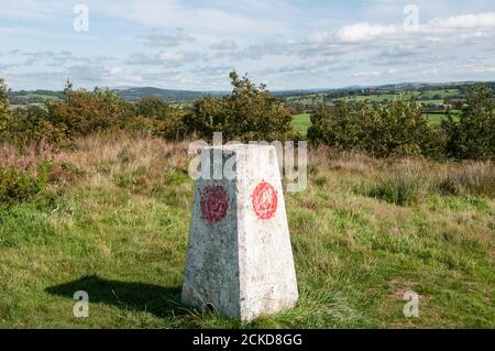 Autour du Royaume-Uni - Trig point sur Hough Hill, Chorley, avec vue vers Pendle Hill et Blackburn Banque D'Images