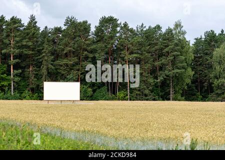 grand panneau d'affichage vide pour la publicité extérieure sur l'autoroute, panneau d'affichage vide dans la nature au bord de la route Banque D'Images