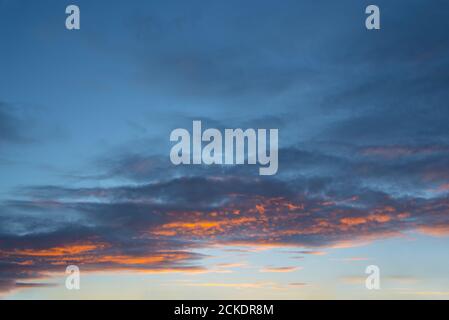 Ciel coloré avec des nuages au coucher du soleil, nature background Banque D'Images