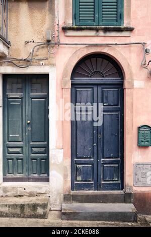 Façade colorée avec portes à l'ancienne à Ragusa - Sicile, Italie Banque D'Images