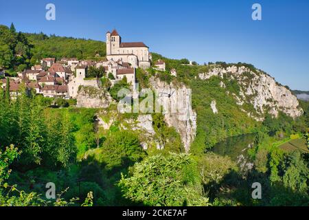 Une vue panoramique du pittoresque village de St Cirq-Lapopie avec la rivière et la gorge sur la droite, midi ipyrenees, Lot Cahors, France Banque D'Images