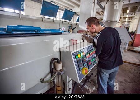 Ligne de production moderne de tuyaux en plastique. Processus de contrôle de l'opérateur. Banque D'Images