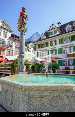 Fontaine (Brunnen-Mandl) sur la place centrale de Schwyz. La ville médiévale de Schwyz est la capitale du canton de Schwyz en Suisse. Le fédéral
