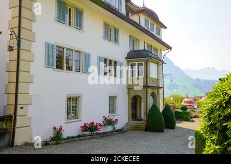 La maison de Schmiedgasse a été construite entre 1614 et 1617 par le capitaine de la Garde française Rudolf von Reding. Schwyz, la capitale du canton de Schwyz en Suisse Banque D'Images