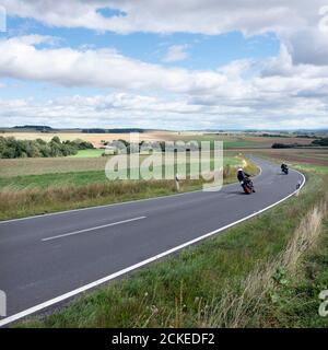 motos sur route de campagne en eifel allemand Banque D'Images