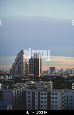 Buiding et le coucher du soleil vue sur le ciel dans le centre-ville Banque D'Images