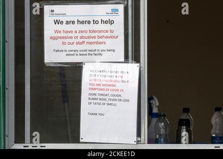 Short Street, Southend on Sea, Essex, Royaume-Uni. 16 septembre 2020. Un centre d'essai sans rendez-vous à pied de la COVID-19 a ouvert ses portes dans le parking de Short Street à Southend on Sea fin août. En raison des problèmes avec le système de réservation des tests gouvernementaux, de nombreux rapports faisant état de l'indisponibilité ou de la disponibilité de tests dans des endroits très éloignés, des gens ont fait la queue au centre de test, ignorant qu'ils avaient besoin d'un rendez-vous, apparemment en raison de fausses informations transmises par les médias sociaux. Affiche mettant en évidence l'exigence d'un rendez-vous Banque D'Images