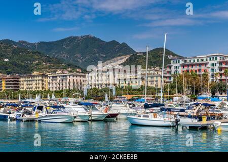 Marina et horizon de la ville, Salerno, Campanie, Italie Banque D'Images