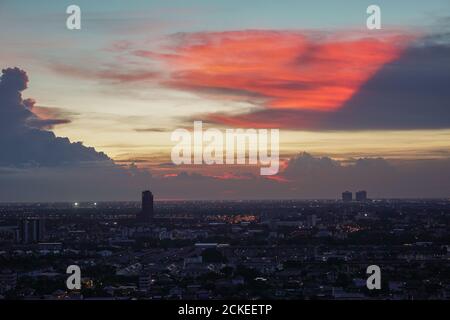 Buiding et le coucher du soleil vue sur le ciel dans le centre-ville Banque D'Images