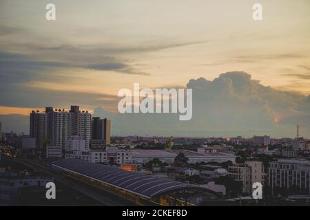 Buiding et le coucher du soleil vue sur le ciel dans le centre-ville Banque D'Images