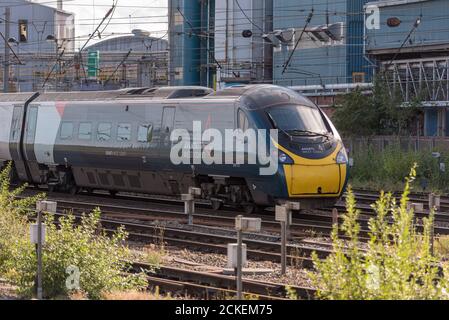 Avanti West Coast Pendolino train à la gare de Warrington Bank Quay sur la West Coast main Line. WCML Banque D'Images