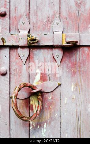 Ancienne poignée de porte en bois vintage en fer avec serrure. Banque D'Images