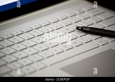 gros plan d'un stylet reposant sur le clavier de l'ordinateur portable Banque D'Images