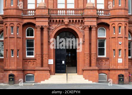 Université de Salford, Grand Manchester, Royaume-Uni. L'entrée du bâtiment se décolle, la façade en briques Accrington et en terre cuite. Banque D'Images