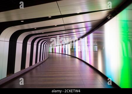 Personne dans le tunnel lumineux vide et le métro piétonnier de la station de métro King's Cross St Pancras à Londres Royaume-Uni Europe Banque D'Images