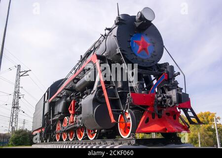 sur un piédestal comme monument se trouve une vieille locomotive Banque D'Images