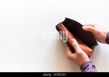 l'homme montre un sac vide sans argent. concept de pauvreté. sur fond blanc Banque D'Images