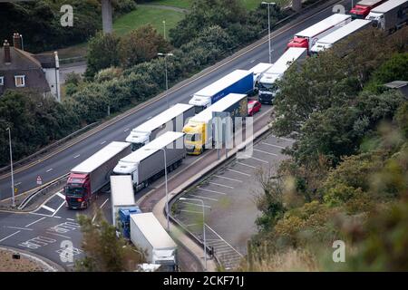Des camions ont fait la queue pour entrer dans le port de Douvres, dans le Kent, où une opération policière en cours a causé de longs retards pour les véhicules. Banque D'Images