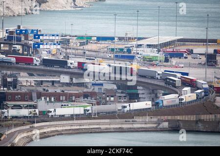 Des camions ont fait la queue pour entrer dans le port de Douvres, dans le Kent, où une opération policière en cours a causé de longs retards pour les véhicules. Banque D'Images