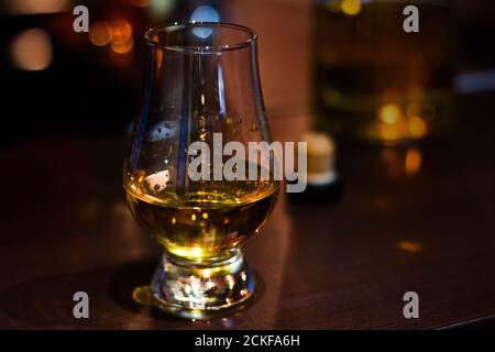 verre à whisky glencairn avec whisky single malt et espace pour texte Banque D'Images