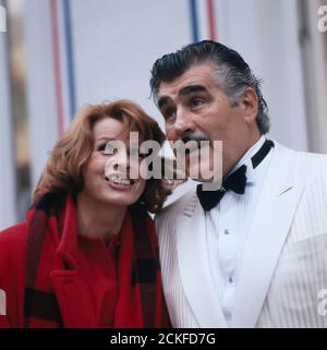 Senta Berger als Mona und Mario Adorf als Heinrich Haffenloher in Kir Royal, Folge 1: Wer reinkommt, ist drin, Regie: Helmut Dietl, 1986. Senta Berger comme Mona et Mario Adorf comme Heinrich Haffenloher dans Kir Royal, Episode 1: Wer reinkommt, ist drin, directeur: Helmut Dietl, 1986. Banque D'Images