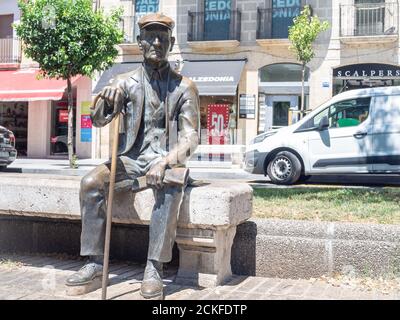 TARRAGONE, ESPAGNE-18 JUILLET 2020: Grand-père assis sur le banc statue à Rambla rue Banque D'Images