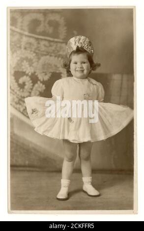 Portrait studio des années 1950 de la jeune fille de chubby dans sa robe de danse, U.K Banque D'Images