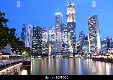 SINGAPOUR 2 AVRIL 2019 - UNE longue exposition de la rivière et du quartier des affaires de Singapour à l'heure bleue. Banque D'Images