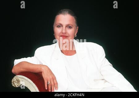 Schauspielerin und Sängerin HANNA SCHYGULLA, Ende 1990er. Portrait de l'actrice et chanteuse allemande HANNA SCHYGULLA, fin des années 1990. Banque D'Images