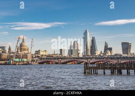 En regardant vers le pont Blackfriars en traversant la Tamise vers la Bâtiments de la ville de Londres Banque D'Images