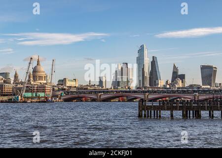 En regardant vers le pont Blackfriars en traversant la Tamise vers la Bâtiments de la ville de Londres Banque D'Images