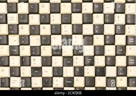 jeu de touches des anciens claviers d'ordinateur disposés sur la table en quinconce, vue du dessus Banque D'Images