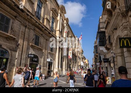 Valletta, Malte - 12 octobre 2019 : les gens sur la rue de la République dans la capitale, boulevard piétonnier principal Banque D'Images