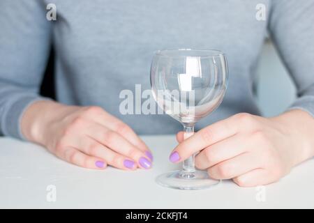 jeune femme et verre à vin vide Banque D'Images