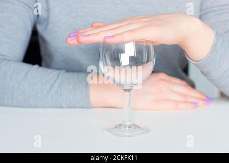 jeune femme et verre vide - refus d'alcool Banque D'Images