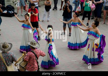 Colline de Santa Lucia. Santiago du Chili. Chili. 15 janvier 2012 : les femmes qui exécutent une danse traditionnelle dans une place. Banque D'Images