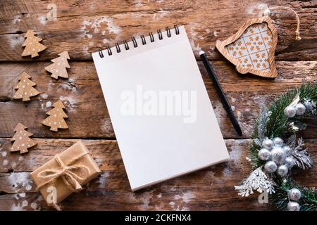 page vierge du carnet pour la lettre de noël sur fond de bois Banque D'Images