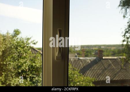 Paysage rural d'été avec des arbres et de vieux toits de la fenêtre Banque D'Images