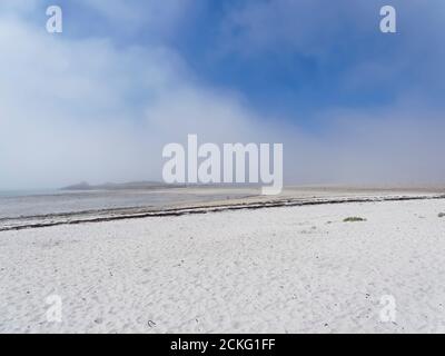 Tôt le matin sur la plage Sainte-Marguerite et les marais brumeux autour des petites îles Banque D'Images