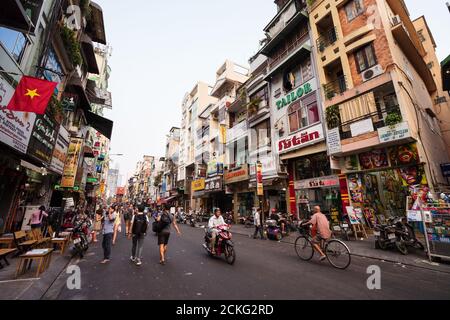 Ho Chi Minh / Vietnam - 25 janvier 2020: Personnes marchant dans la rue Pham Ngu Lao avec des magasins et des bars pendant la journée Banque D'Images