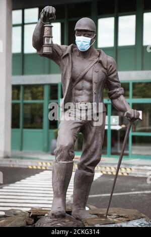 POLKOWICE, POLOGNE - 23 AOÛT 2020 : la zone de la mine de cuper appartient à KGHM Polska Miedz - la sculpture d'un mineur dont le masque facial est le symbole d'un pande Banque D'Images