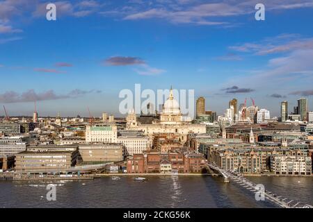 Cathédrale Saint-Paul et passerelle du millénaire, Londres, Royaume-Uni Banque D'Images