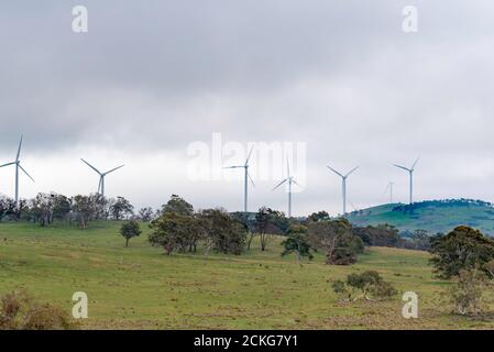 Les éoliennes du parc éolien de la capitale disparaissent presque sous de lourds nuages près de Tarago et Bungendore et à moins de 50 km de Canberra Banque D'Images