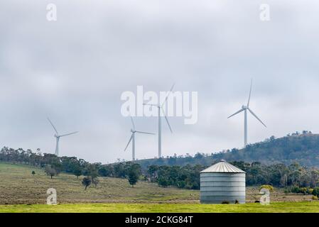 Les éoliennes du parc éolien de la capitale disparaissent presque sous de lourds nuages près de Tarago et Bungendore et à moins de 50 km de Canberra Banque D'Images