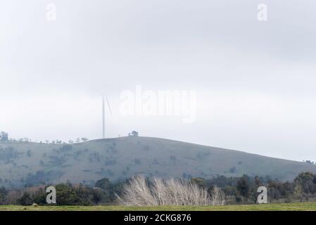 Les éoliennes du parc éolien de la capitale disparaissent presque sous de lourds nuages près de Tarago et Bungendore et à moins de 50 km de Canberra Banque D'Images